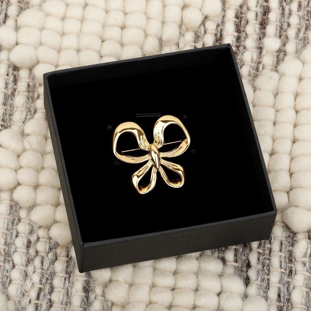 YSL hollow gold butterfly brooch (Category: Brooches) located in Davao. Submitted by colacodawr20358 (Listing ID 1463815607, Image 1). Description: .