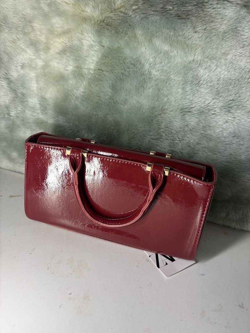 Zara Bags (Category: Shoulder Bags) located in Minglanilla. Submitted by loramarie (Listing ID 1463789682, Image 2). Description: • Black & Burgundy — Shoulder / Underarm Bag • Black & Red — Structured Shoulder / Sling bag (With gold chain) • Brand new / unused • With original ZARA tags • Stylish, classy & easy to pair with any outfit PM for price & details 💌 📍 Cebu / shipping available.