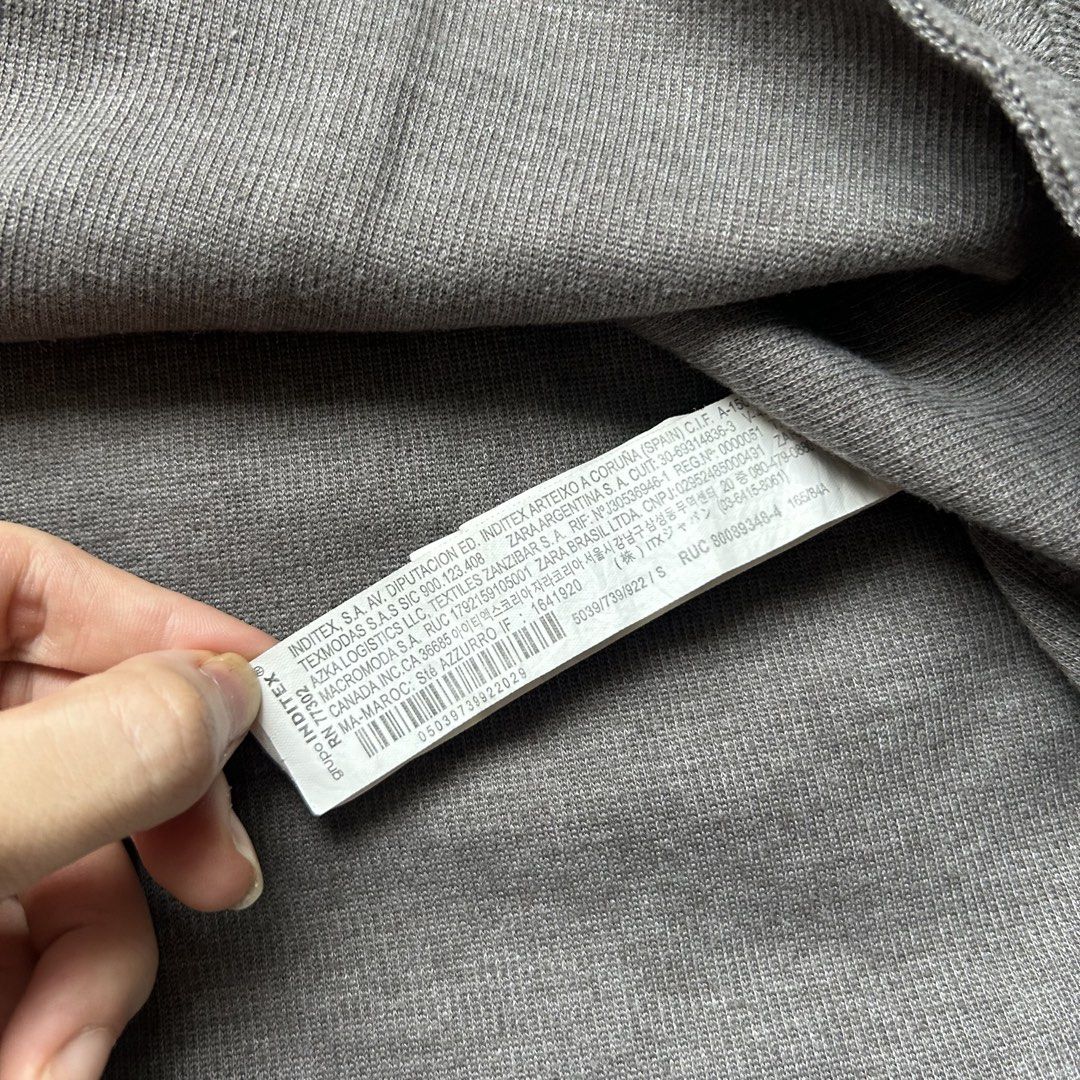 Zara Knitted Crop Grey Sweater (Category: Longsleeves) located in San Juan City. Submitted by e_declutters2019 (Listing ID 1463788058, Image 3). Description: • 10/10 condition • size small .