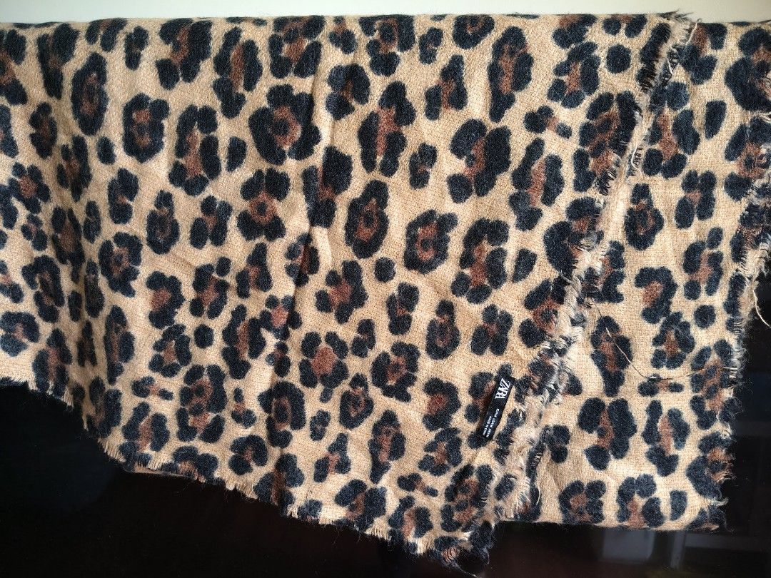 Zara Leopard Print Scarf, Large (Category: Coats, Jackets and Outerwear) located in Baguio. Submitted by toys_of_yesteryear (Listing ID 1463775152, Image 3). Description: 📌loc. Baguio Brand: Zara Condition: Used Size: Large 200 x 86 cm MoP: Gcash Mod: J&T.