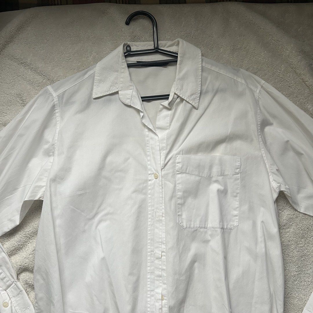 Zara Oversized Polo Shirt (Category: Longsleeves) located in San Juan City. Submitted by e_declutters2019 (Listing ID 1463799928, Image 1). Description: • flaw on the collar - from laundry • size M • fits S as oversized .