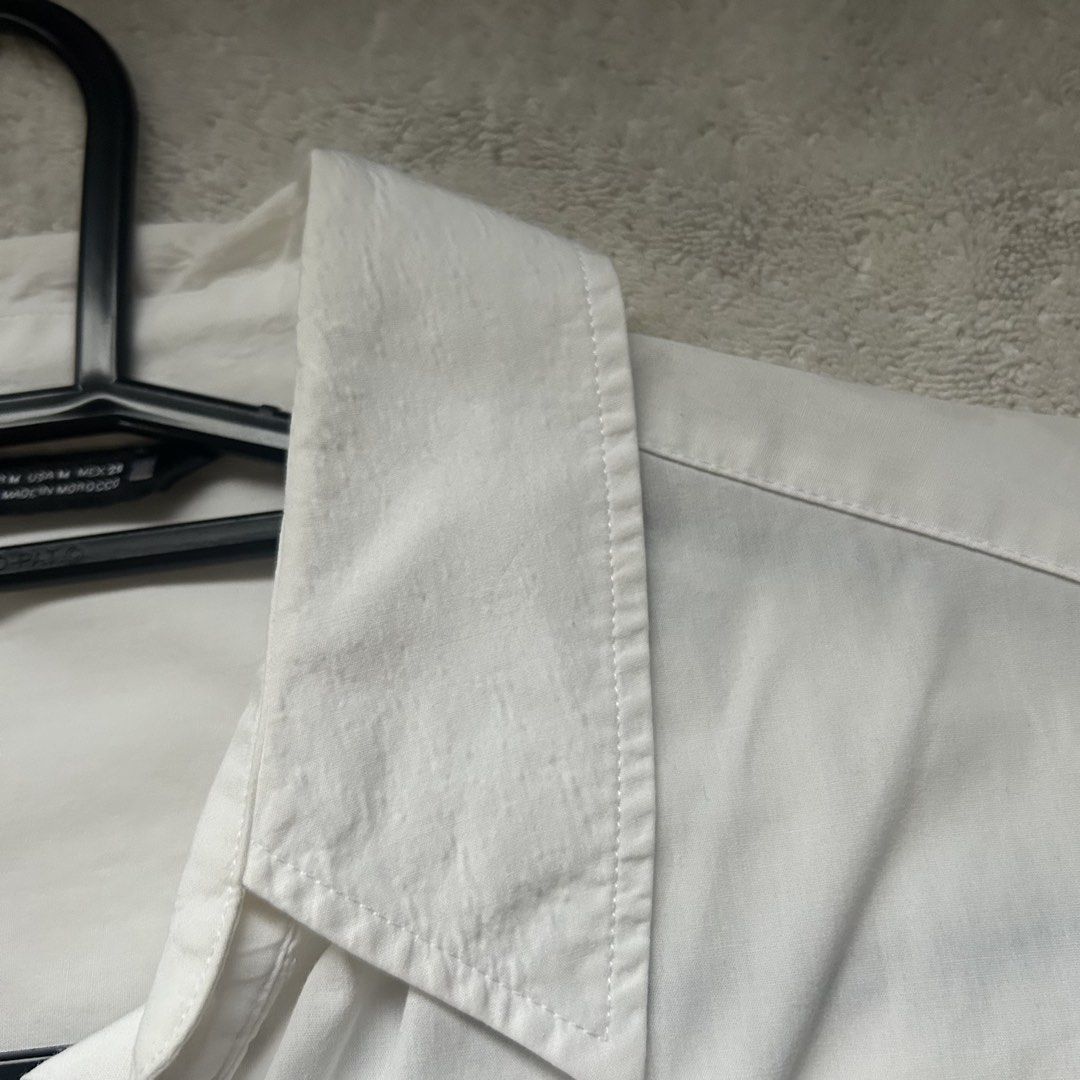 Zara Oversized Polo Shirt (Category: Longsleeves) located in San Juan City. Submitted by e_declutters2019 (Listing ID 1463799928, Image 3). Description: • flaw on the collar - from laundry • size M • fits S as oversized .