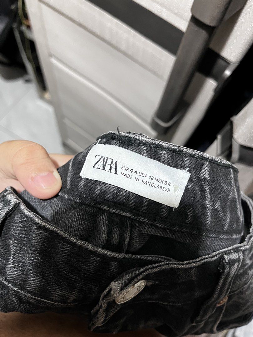 ZARA PANTS (Category: Jeans) located in Angat. Submitted by andreibilledo13 (Listing ID 1463932179, Image 3). Description: UNISEX GOOD AS NEW 34 WAIST.
