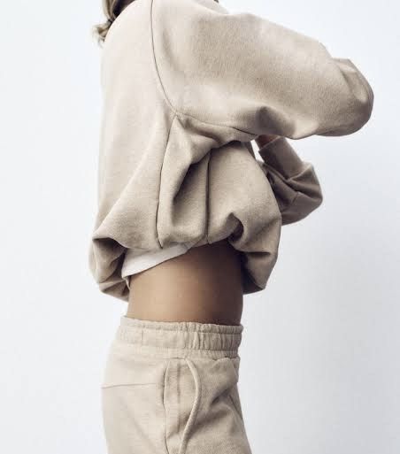 Zara Tan Balloon hem Thick Sweater (Category: Others Tops) located in Taguig. Submitted by madeasoncloset (Listing ID 1463755685, Image 1). Description: ✨ FOR SALE ✨ Still with tags! 🏷️ Beautiful tan / earthy color — super cute and perfect for that aesthetic, cozy look 🤎 📸 Actual worn photo: Please swipe! I’m wearing XS. Selling the Small size, fits up to M depending on desired fit. 🎀 Cute balloon-hem sweater 🤎 Thick, double-layered fabric ✨