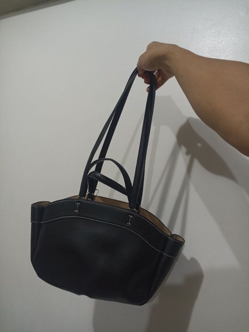 ZARA Tote Shopping Bag with Removable Bundle (Category: Tote Bags) located in Caloocan City. Submitted by bosley. (Listing ID 1463861152, Image 1). Description: Zara Tote Shopping Bag with Removable Bundle - Classic black tote bag - Includes a tan inner pouch with zipper closure - Double handles for comfortable carrying - Stylish white stitching details along the edges - Simple and functional design, ideal for everyday use Bought last year, used 