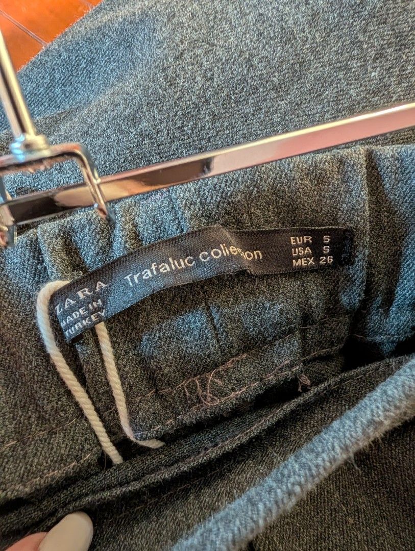 ZARA Trafaluc Collection Grey Trousers (Category: Other Bottoms) located in Santa Maria. Submitted by bax19 (Listing ID 1463935835, Image 3). Description: - Zara Trafaluc grey trousers - Cropped length - Elasticated waistband at the back for comfort - Side pockets - Black stripe detail down each leg - Perfect for casual or smart casual outfits.