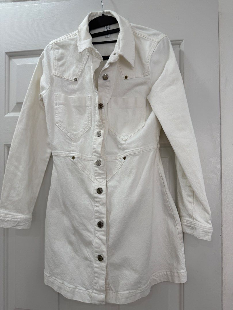 Zara White Denim Button-Up Dress Size M (Category: Dresses) located in Pasig City. Submitted by atbp__ (Listing ID 1463754418, Image 1). Description: - Zara white denim dress, see pictures,tarnish button - Button-up front with chest pockets (best fits small) - Long sleeves - Made in Turkey - Versatile for casual or dressed-up occasions.