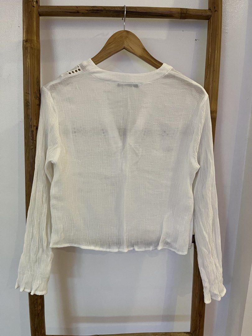 Zara white embroidered top (Category: Longsleeves) located in Rizal. Submitted by jn_mdl (Listing ID 1463862886, Image 2). Description: Oversized 19 inches length 19 inches width laid flat.