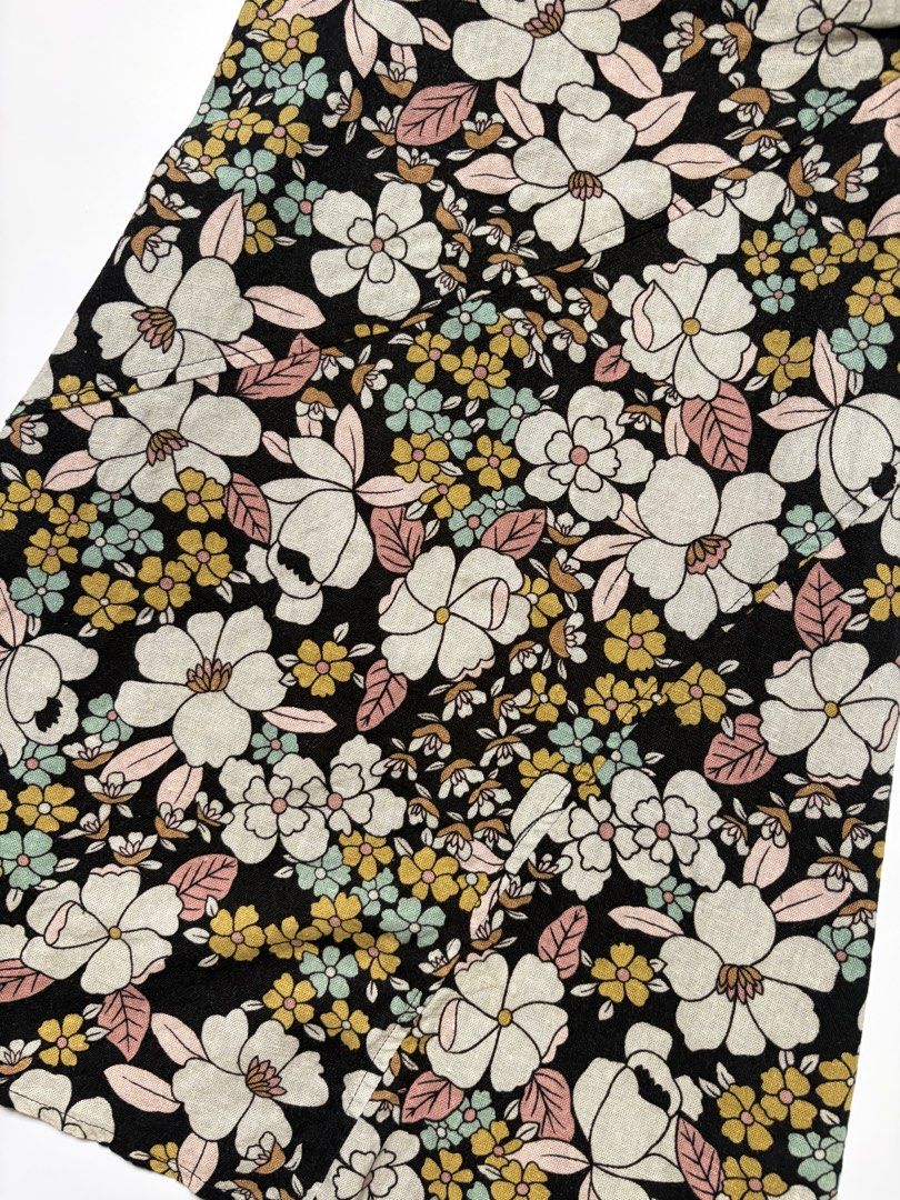 00’s romcom floral cotton skirt (Category: Skirts) located in Tarlac. Submitted by pearl_xoxo (Listing ID 1464096839, Image 2). Description: - summer floral skirt bust: “ waist: 28-30 length: 21” size: issue: needwash brand: BESS.