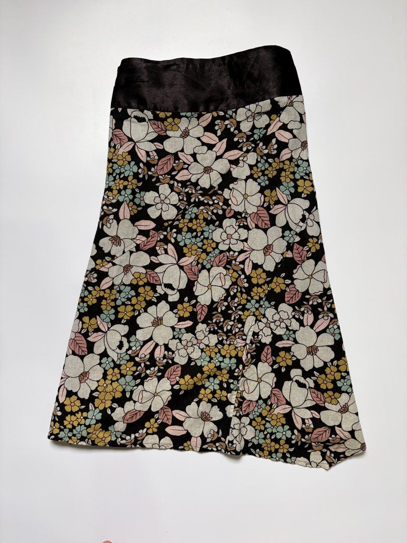 00’s romcom floral cotton skirt (Category: Skirts) located in Tarlac. Submitted by pearl_xoxo (Listing ID 1464096839, Image 1). Description: - summer floral skirt bust: “ waist: 28-30 length: 21” size: issue: needwash brand: BESS.