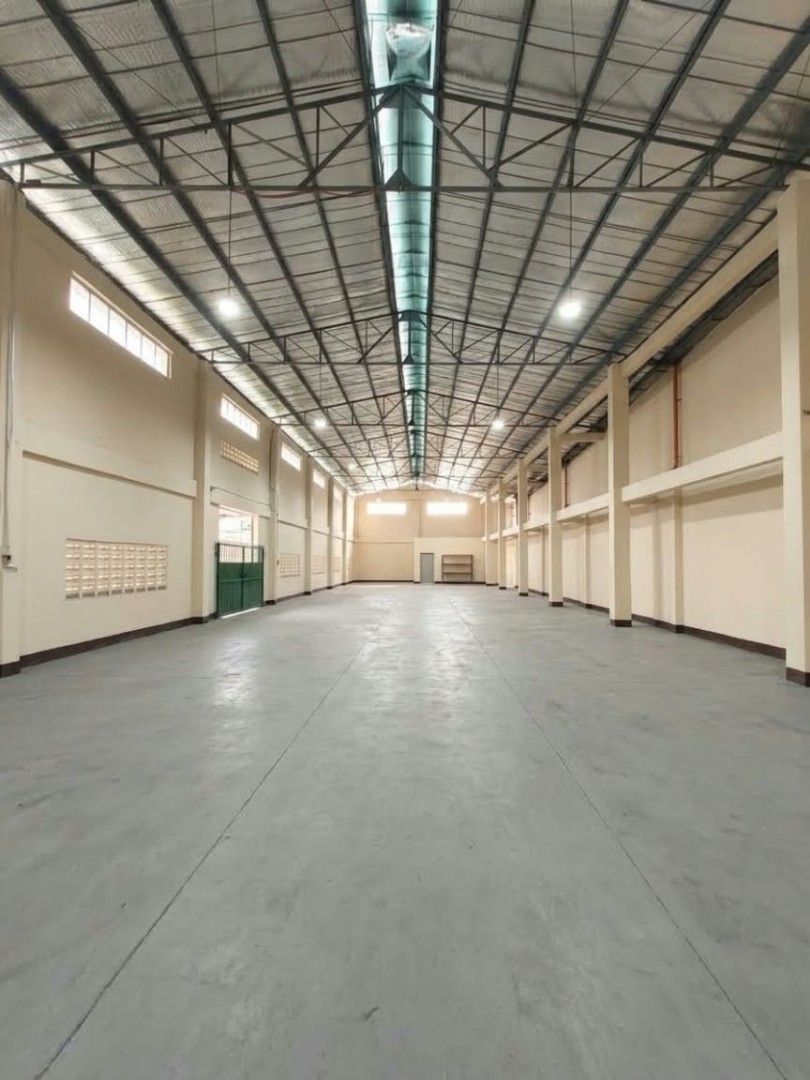 1000SQM Warehouse in Valenzuela (Category: Vacation Rentals) located in Pasig City. Submitted by bevvvvy (Listing ID 1464027649, Image 2). Description: 🏢 1,000 SQM WAREHOUSE FOR RENT & FOR SALE 📍 Bagbaguin, Valenzuela City Looking for a spacious and secure warehouse for your business? This 1,000 SQM warehouse is available for rent and sale. ✨ Property Features: • 1,000 SQM warehouse space • High ceiling • Well-ventilated • Newly repainted • Thr