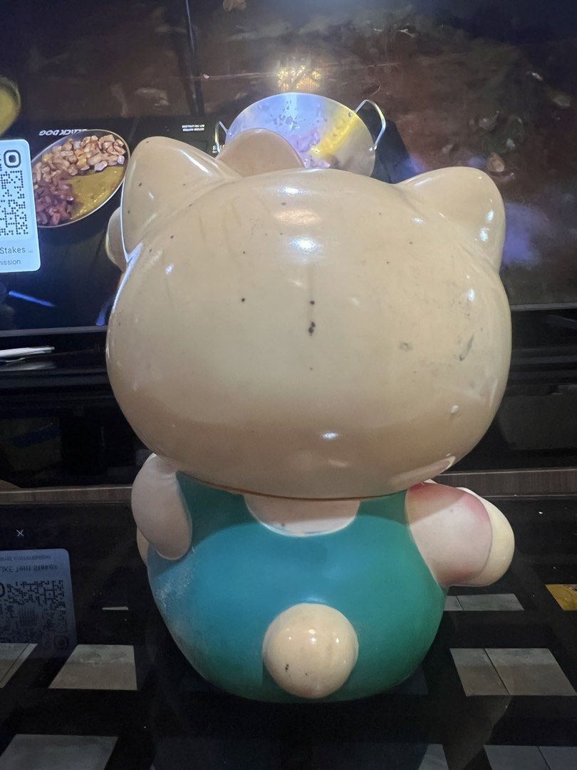 1994 Huge Hello Kitty Coin Bank (Category: Vintage Collectibles) located in Valenzuela. Submitted by 3ssiastansachajapansurplus (Listing ID 1464077421, Image 3). Description: Sanrio, Made in Japan.