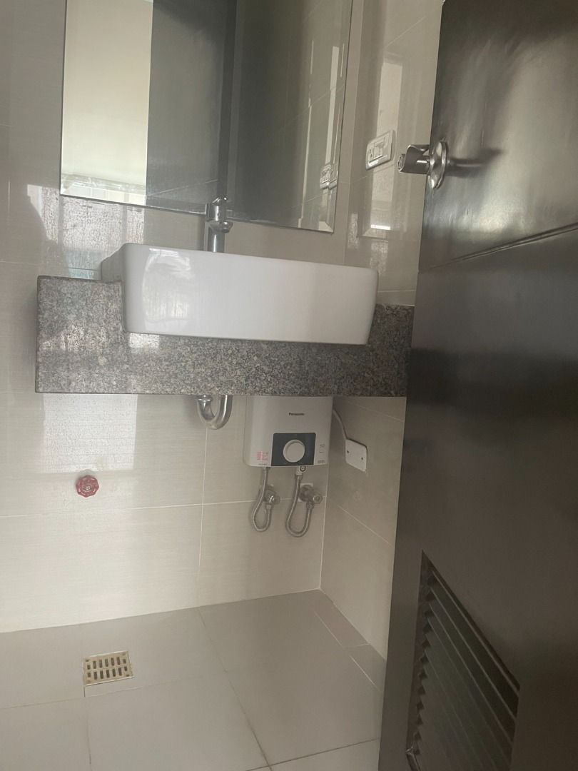 1BR Golfhill Gardens Cluster 3 (Category: Apartments & Condos) located in Quezon City. Submitted by remax.portfolio (Listing ID 1463956483, Image 1). Description: For Rent! 1BR Golfhill Gardens Cluster 3 This charming 51.5 sqm corner 1 Bedroom unit at Golfhill Gardens is a perfect blend of comfort and convenience. Unit provides a refreshing northeast-facing views and natural light and is enhanced by natural ventilation with an openable window in 