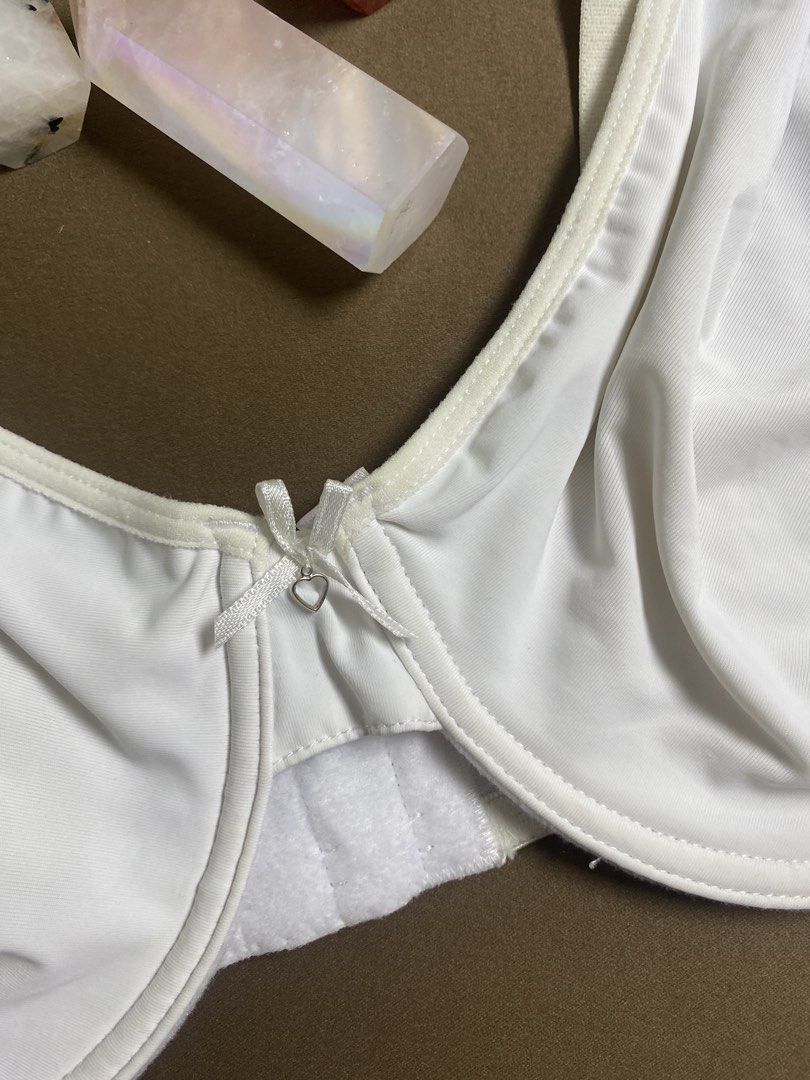 36DD Temptations White Underwire Bra (Category: Undergarments & Loungewear) located in Quezon City. Submitted by annethecoo17849 (Listing ID 1463972752, Image 2). Description: - Brand: Temptations - Color: White - Size: 36DD - Style: Underwire bra - Features: Adjustable straps, hook-and-eye closure, small bow detail at center gore - Benefits: Comfortable and supportive design - Ideal for: Everyday wear.