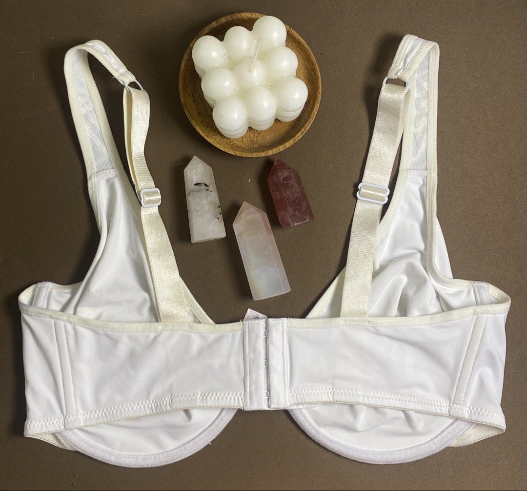36DD Temptations White Underwire Bra (Category: Undergarments & Loungewear) located in Quezon City. Submitted by annethecoo17849 (Listing ID 1463972752, Image 3). Description: - Brand: Temptations - Color: White - Size: 36DD - Style: Underwire bra - Features: Adjustable straps, hook-and-eye closure, small bow detail at center gore - Benefits: Comfortable and supportive design - Ideal for: Everyday wear.