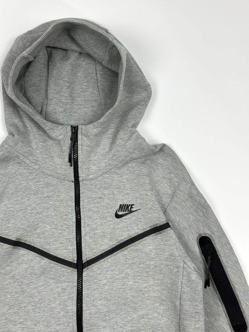 𝙉𝙞𝙠𝙚 𝙏𝙚𝙘𝙝 𝙁𝙡𝙚𝙚𝙘𝙚 𝙁𝙪𝙡𝙡 𝙕𝙞𝙥 𝙃𝙤𝙤𝙙𝙞𝙚 (Category: Hoodies) located in Angono. Submitted by safedrip.ph (Listing ID 1464101603, Image 3). Description: Condition: Excellent Condition Color Rate: 10/10 Width: 19.5” | Length: 26” Small on tag Best fit: Small - Medium .