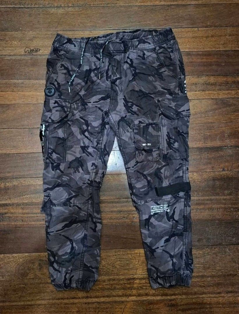 Aape Cargo Pants camou (Category: Joggers) located in Baguio. Submitted by rlumberio2600 (Listing ID 1463944611, Image 1). Description: medium on tag 34-36 width 36Length.