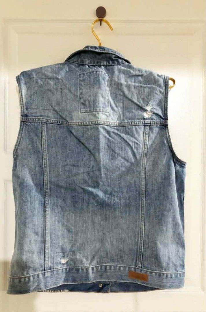 Abercrombie & Fitch Classic Denim Jacket XL (Category: Coats, Jackets and Outerwear) located in Imus. Submitted by sharislane (Listing ID 1464047921, Image 2). Description: - Classic Abercrombie & Fitch denim jacket - Size: XL - Versatile and durable staple piece - Perfect for layering 🛖. Original Preloved A&F Denim jacket 🛖. Measurements Width- 21.5 inches Length- 23.5 inches 🛖 No issues 🌉. Best price-P380.