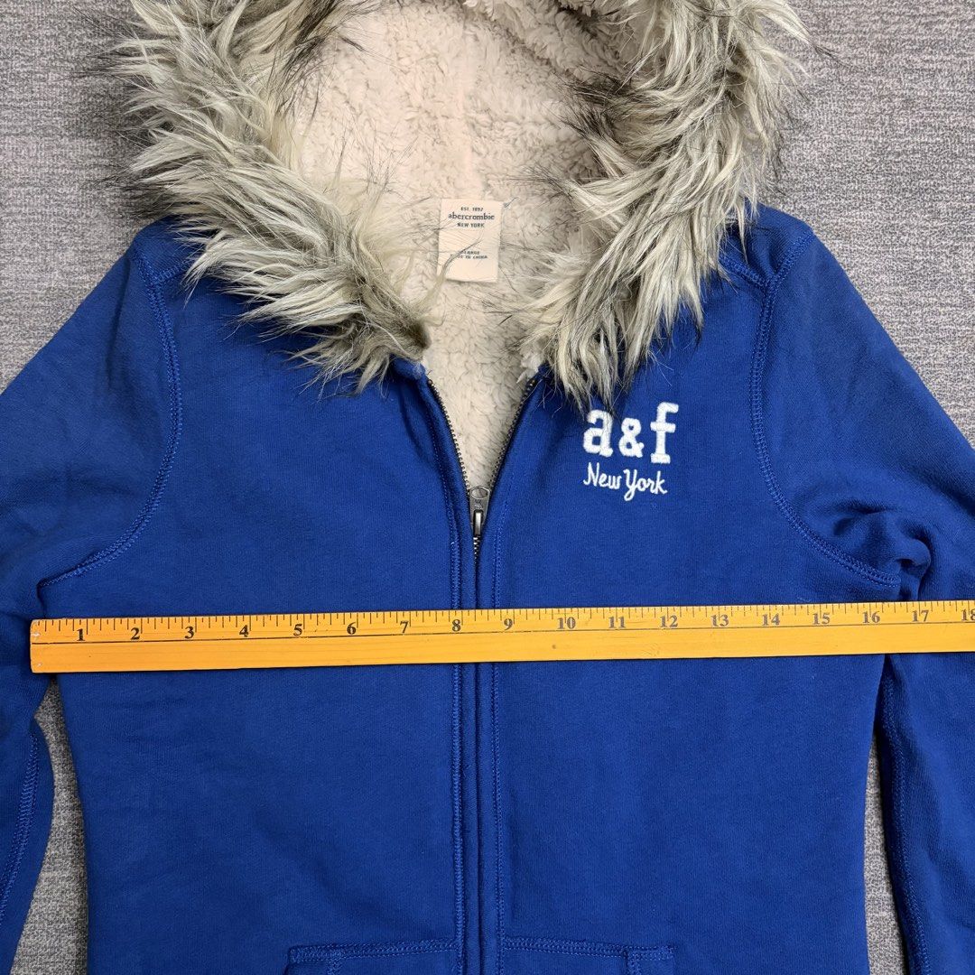 Abercrombie & Fitch Fur Jacket (Category: Coats, Jackets and Outerwear) located in Batangas. Submitted by bermudaph.2 (Listing ID 1463973583, Image 3). Description: Check dimensions .