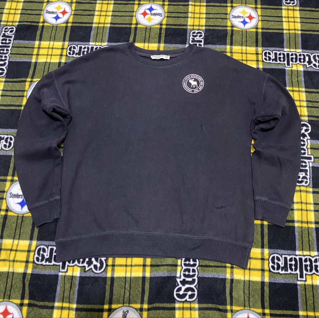 ABERCROMBIE Kids, Sweatshirt (Category: Coats, Jackets and Outerwear) located in Cavite. Submitted by jc_thrift95 (Listing ID 1463986371, Image 1). Description: - a black Abercrombie & Fitch crewneck sweatshirt featuring a small circular moose logo on the chest. - Color rate 8/10 - See pictures details for dimes..
