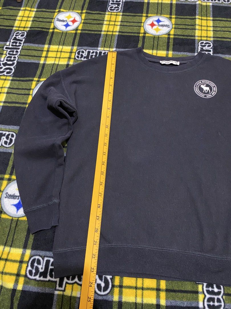 ABERCROMBIE Kids, Sweatshirt (Category: Coats, Jackets and Outerwear) located in Cavite. Submitted by jc_thrift95 (Listing ID 1463986371, Image 2). Description: - a black Abercrombie & Fitch crewneck sweatshirt featuring a small circular moose logo on the chest. - Color rate 8/10 - See pictures details for dimes..