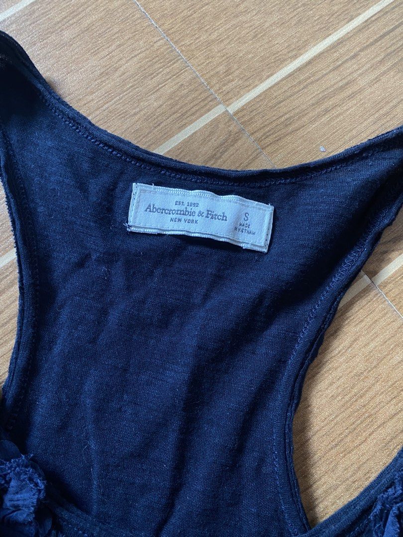 Abercrombie top (Category: Sleeveless) located in Paete. Submitted by fat.archives (Listing ID 1464077484, Image 3). Description: Dimes Bust 14 Length 21 +sf.