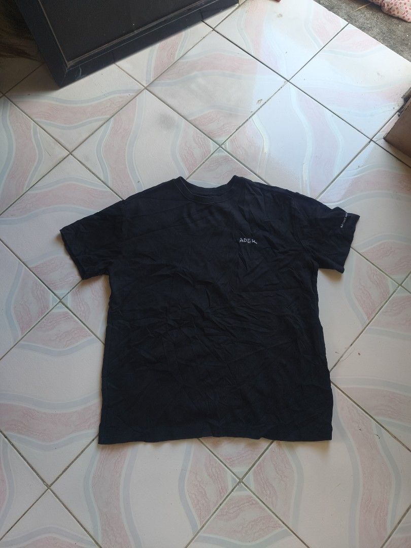 ADER Error Graphic T-Shirt Black (Category: Tshirts & Polo Shirts ) located in Legazpi City. Submitted by cookandthriftzzzzz (Listing ID 1464071501, Image 3). Description: - Authentic ADER Error black t-shirt - Size: [Insert Size Here] - Unique text graphic print on front - Small embroidered ADER Error logo on sleeve - "BUT NEAR MISSES THINGS" text detail on sleeve - Tag details: "ERA" and "2021-22FW" - Ideal for casual wear 22/26 dimes like new 