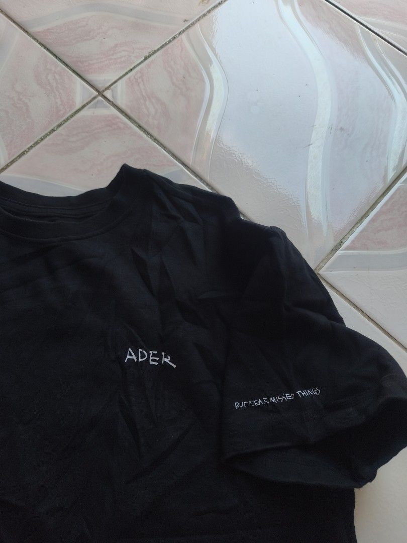 ADER Error Graphic T-Shirt Black (Category: Tshirts & Polo Shirts ) located in Legazpi City. Submitted by cookandthriftzzzzz (Listing ID 1464071501, Image 2). Description: - Authentic ADER Error black t-shirt - Size: [Insert Size Here] - Unique text graphic print on front - Small embroidered ADER Error logo on sleeve - "BUT NEAR MISSES THINGS" text detail on sleeve - Tag details: "ERA" and "2021-22FW" - Ideal for casual wear 22/26 dimes like new 