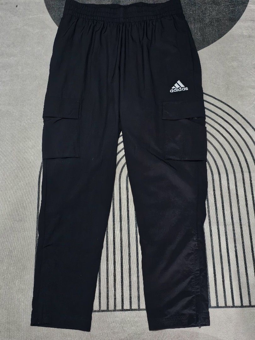 Adidas Black cargo (Category: Joggers) located in Baguio. Submitted by kayeonlineshop (Listing ID 1464028554, Image 2). Description: black Adidas cargo pants featuring an elastic waistband and utility flap pockets on the sides w30-35 l37.5.