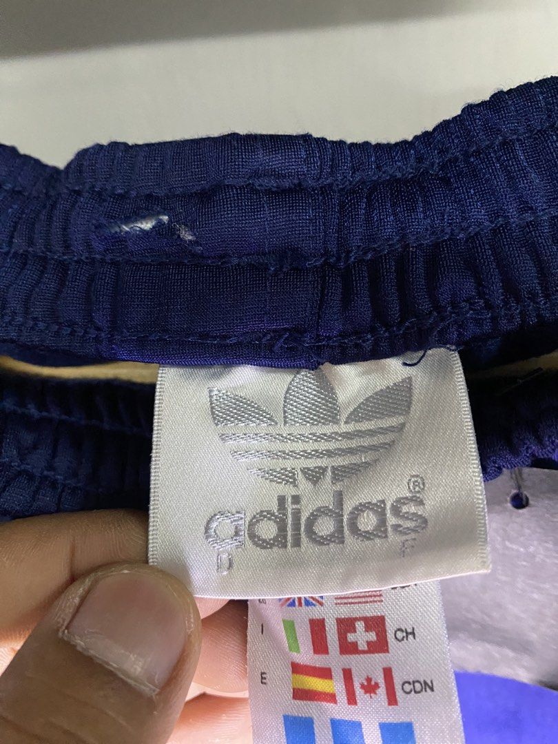 ADIDAS BUTTON (Category: Activewear) located in Alor Setar. Submitted by saa_vintage.co (Listing ID 1464099705, Image 2). Description: PINGGANG 28-32 LABUH 18.5 PEHA 12.5 CONDITION 8.9/10 ADA KOTORAN SEDIKIT LAIN2 BAIK POSTAGE RM10/DFOD FAST PAYMENT ONLY.