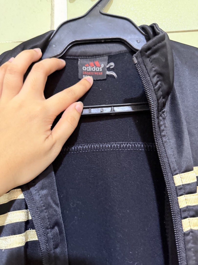 Adidas Jacket (Category: Coats, Jackets and Outerwear) located in Meycauayan. Submitted by nktshp (Listing ID 1463974244, Image 2). Description: zipper broken but can still be fixed..