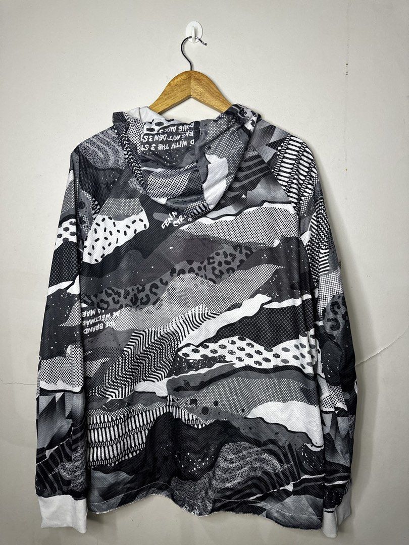 ADIDAS REVERSIBLE WINDBREAKER (Category: Coats, Jackets and Outerwear) located in Molave. Submitted by thriftmate13 (Listing ID 1464079817, Image 2). Description: issue: seen on the hood reversible .