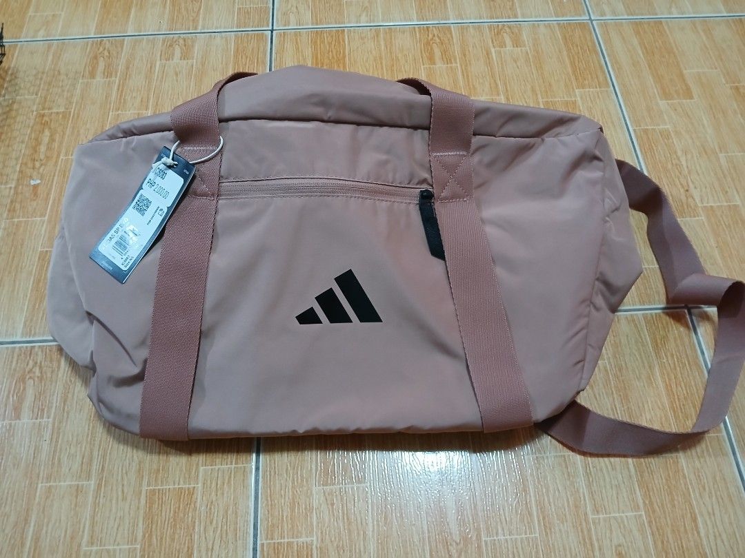 Adidas SP Bag (Category: Other Sports Equipment and Supplies) located in Malabon City. Submitted by carmelomac (Listing ID 1464010904, Image 1). Description: For Sale Adidas Gym & Training Sport Bag in Brown (style code IC5083) Price: ₱1,200.00 Volume: 30.5 L Features: Front zip pocket, dual carry handles, and an adjustable shoulder strap. Dimensions: 23 cm x 54 cm x 27 cm Height: 23 cm Length: 54 cm Width: 27 cm Loc. Malabon.