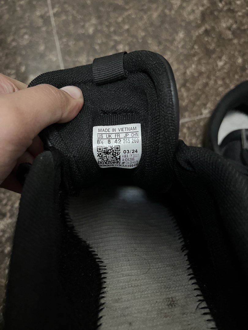 Adidas VL court 3.0 (Category: Casual Shoes) located in Manila. Submitted by eli.sjhshj (Listing ID 1464018040, Image 2). Description: FS! Authentic Adidas VL Court 3.0 check size sa 2nd slide size: 42 made in vietnam good condition no issue, need wash no box no pads RFS: natambak lang sa bahay 🥲 courier: can do pick up/lalamove location: dapitan sampaloc.