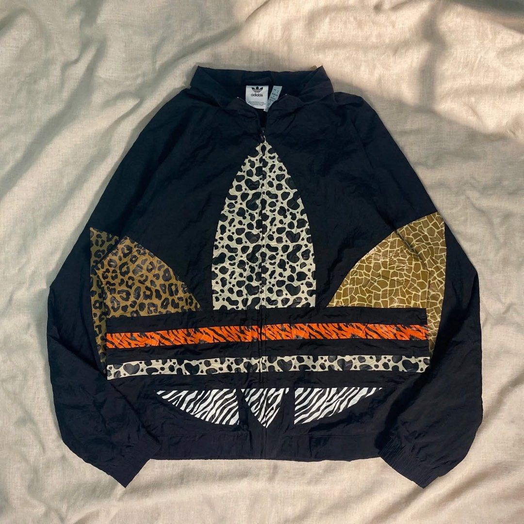 Adidas wind breaker (Category: Activewear) located in Digos. Submitted by thriftnigoy (Listing ID 1463996792, Image 1). Description: ADIDAS BIG LOGO WINDBREAKER PM📥 Dimes: inches Width 25 length: 28 Best fit in large to Xlarge - Excellent condition - color rate 10 - No ISSUE.