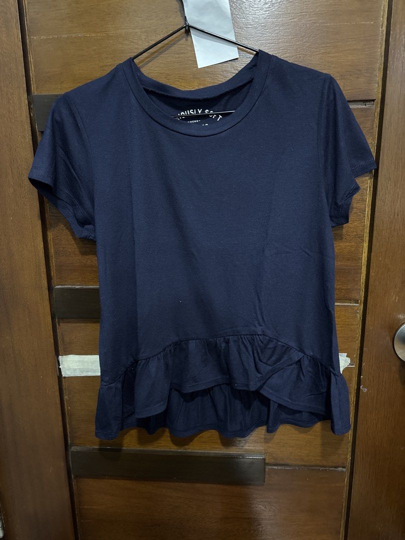 AERO SERIOUSLY SOFT Relaxed Tee Navy Blue Ruffle Hem Size M (Category: Shirts) located in Mandaluyong City. Submitted by clothescarousel (Listing ID 1464052269, Image 1). Description: - Navy blue AERO t-shirt - Seriously Soft line - Relaxed fit - Cute ruffle hem detail - Short sleeves - Size M - Made in Cambodia.