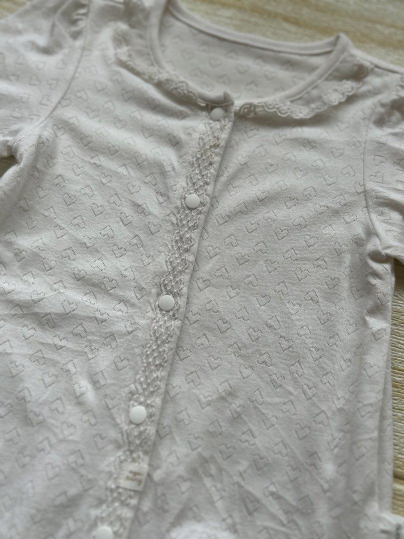 Agabang white soft romper 12m (Category: Babies & Kids Fashion) located in Cebu City. Submitted by yjainani (Listing ID 1464032492, Image 2). Description: a delicate lace-trimmed Peter Pan style collar, and center snap-button closures running down the front and legs for convenient changing. The lightweight, breathable pointelle pattern is popular for warm-weather innerwear and sleepwear..