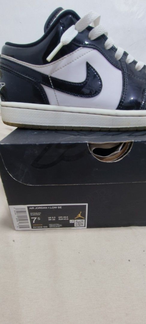 Air Jordan 1 Low Concord (Category: Sneakers) located in Anda. Submitted by Pollit0_77 (Listing ID 1464072500, Image 3). Description: - Brand: Air Jordan - Model: 1 Low SE - Color: Black & White Patent Leather - Size: 7.5 US Men's - Condition: Comes with original box - Ideal for: Casual wear or collecting.