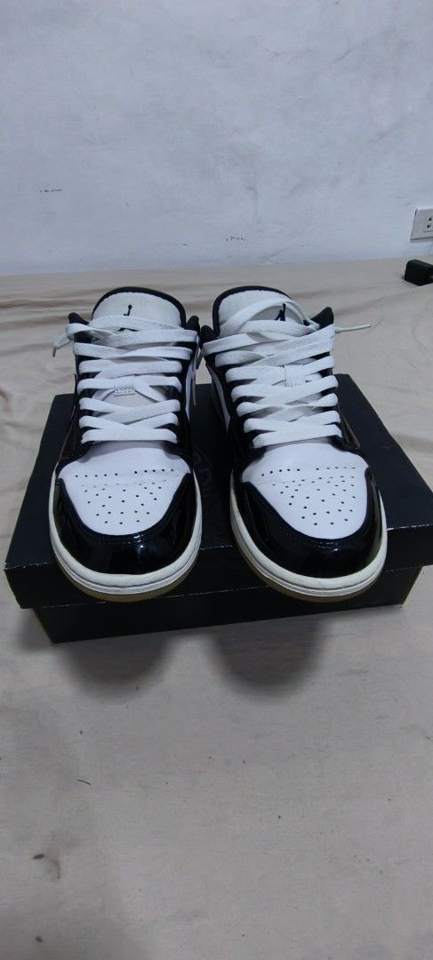 Air Jordan 1 Low Concord (Category: Sneakers) located in Anda. Submitted by Pollit0_77 (Listing ID 1464072500, Image 2). Description: - Brand: Air Jordan - Model: 1 Low SE - Color: Black & White Patent Leather - Size: 7.5 US Men's - Condition: Comes with original box - Ideal for: Casual wear or collecting.