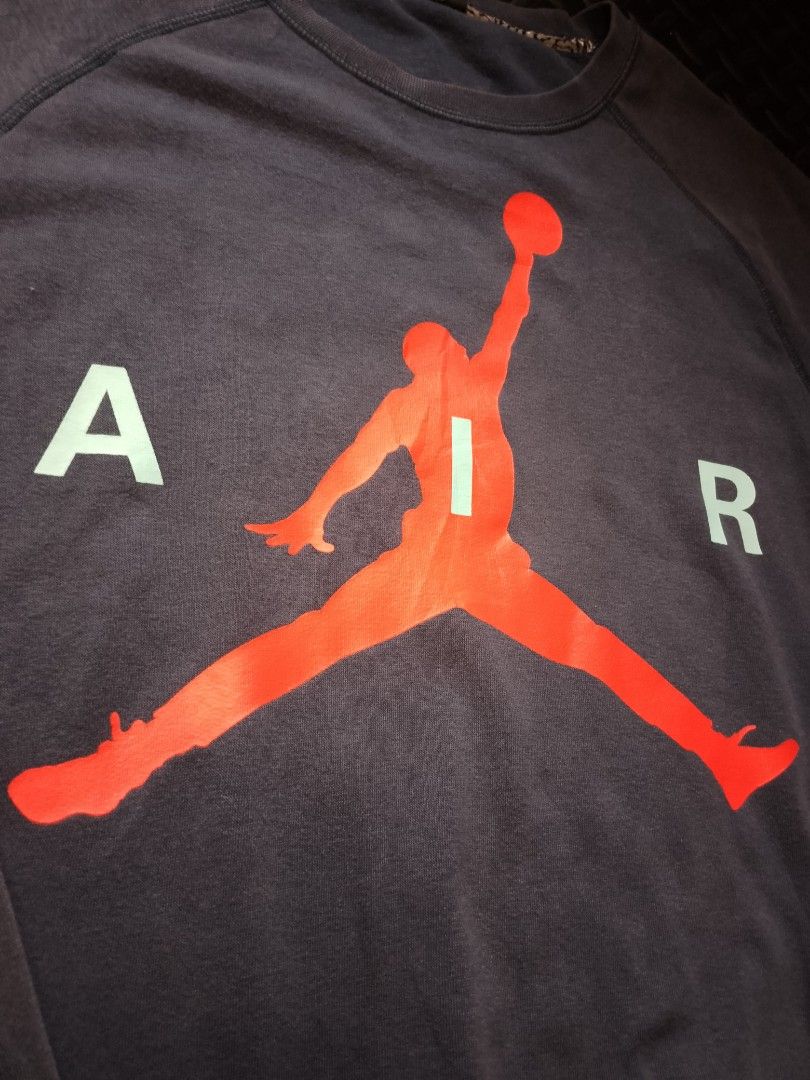 Air Jordan Crewneck Sweatshirt (Category: Activewear) located in Baguio. Submitted by bado.feels (Listing ID 1464042489, Image 2). Description: Color: Navy Blue Color Rate: 9/10 Size Medium(20x26) Sleeves 30 300+sf Baguio loc.
