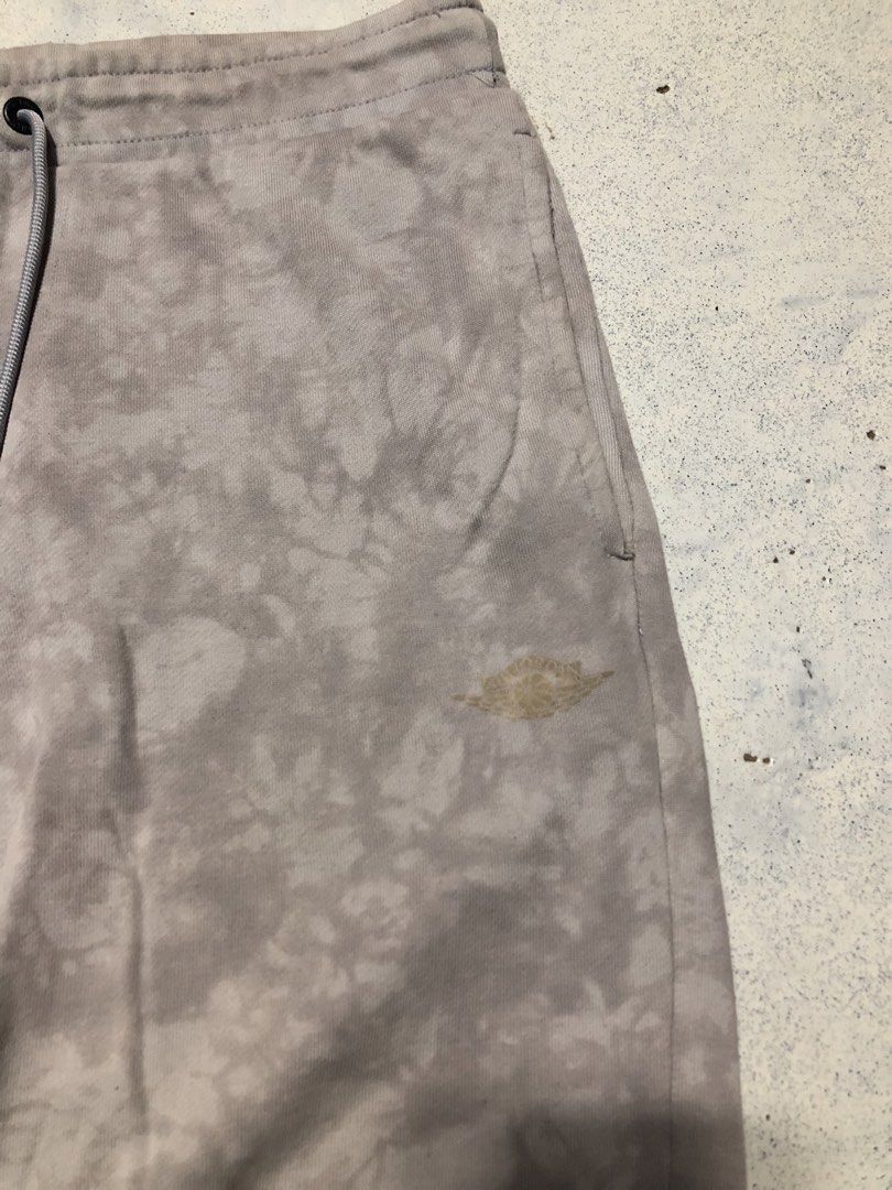 AIR JORDAN Dye Shorts (Category: Shorts) located in Cebu City. Submitted by zeus.thrifts (Listing ID 1464129666, Image 3). Description: GOLD MINIMAL LOGO RARE Adjustable Waist 23 LENGTH 11 LEG OPENING.