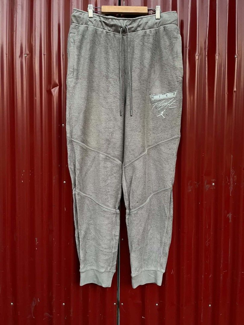 Air Jordan Flight Pants (Category: Joggers) located in Taguig. Submitted by bimbyanche19839 (Listing ID 1464021420, Image 1). Description: Air Jordan Flight Pants Size 34-38 Length 40 Color rate 9.5/10 Good Condition Complete tags No flaws 🏷️ 500php plus ship 📍Taguig Loc.