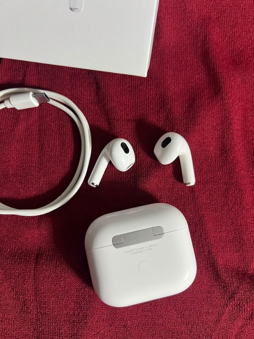 Airpods Gen 3 Slightly used (Category: Earphones) located in Manila. Submitted by macuuudboy11 (Listing ID 1463988203, Image 3). Description: Selling my AirPods 3rd Generation no hidden issue no dents or scratches no receipt already lady owned dm for interesated!.