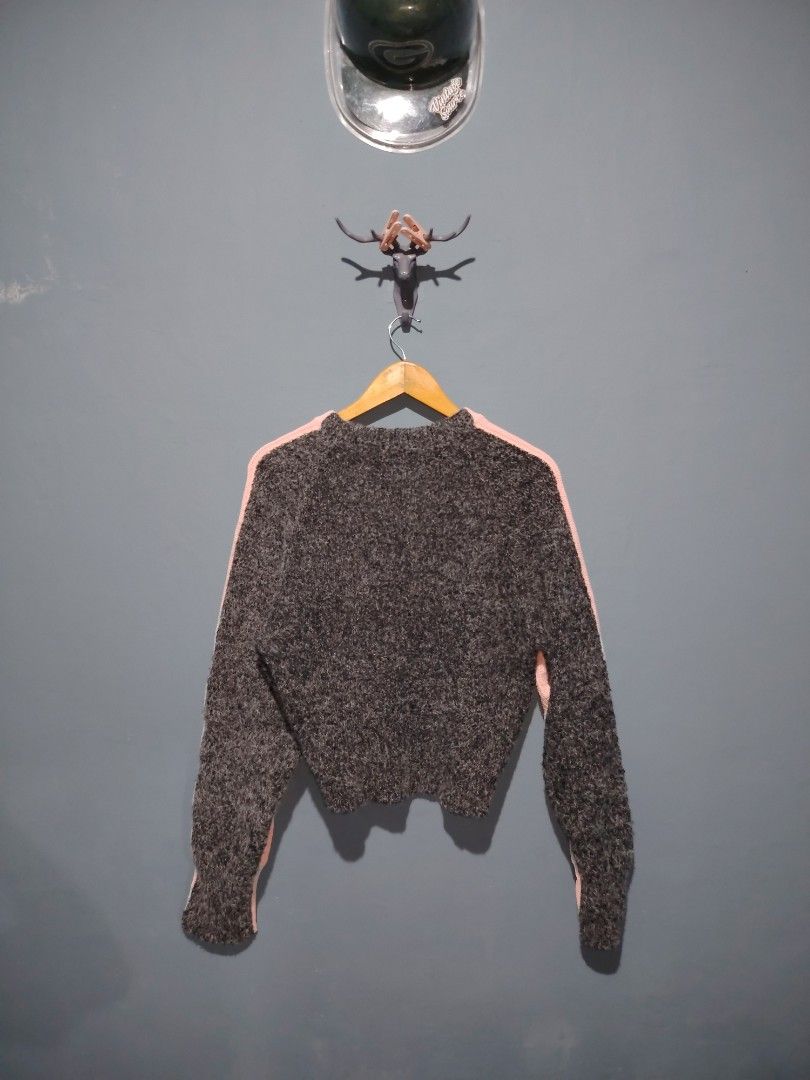 Alexander Wang (Category: Luxury Apparel) located in Cavite. Submitted by lookksph (Listing ID 1464107663, Image 2). Description: - Alexander Wang cropped knit sweater - Dual layer: Pink outer, Grey inner - Size: S - Made in China -Excellent Condition PM FOR MORE DETAILS MODE OF PAYMENT G CASH.