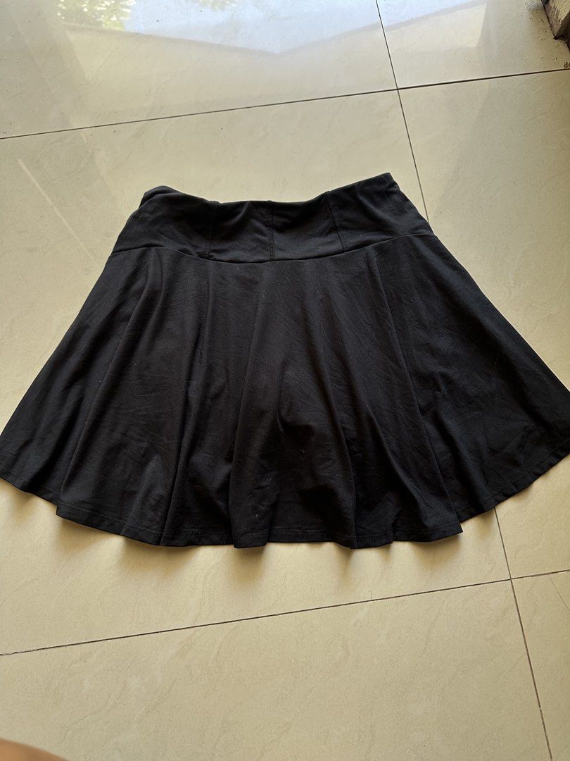 All in Motion Black Athletic Skirt26-31 (Category: Skirts) located in Rosales. Submitted by dariang22 (Listing ID 1463971473, Image 3). Description: - Brand: All in Motion - Color: Black - Size: xl sa kids. But fits to 26-30 - Design: Layered ruffle front, built-in shorts - Material: Recycled polyester and spandex blend (comfort & stretch) - Ideal for: Sports, athletic activities, or casual wear.