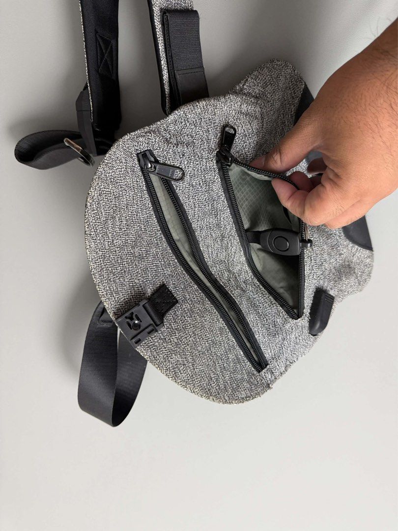 ALPAKA (Category: Sling Bags) located in Guagua. Submitted by sweetboyy (Listing ID 1464056450, Image 3). Description: ALPAKA AIR SLING BAG.