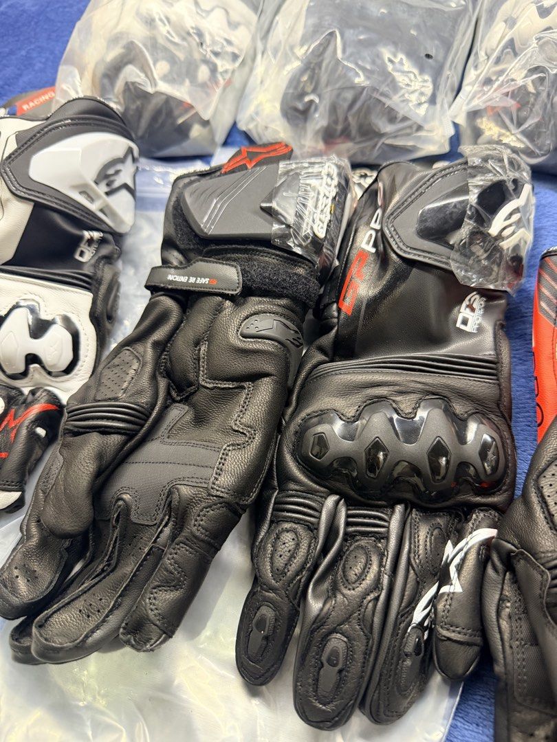 Alpinestars GP Pro Racing Motorcycle Gloves (Category: Gloves) located in Manila. Submitted by wisewind_2e3ed6 (Listing ID 1463953232, Image 2). Description: New Stocks ALPINESTARS GP PRO R4🧤 Grabe ganda talaga ng Porma ng R4🥰sa mga gustong mag order pm lang po kase Limited Stocks lang po tayo mga Sir💯👌 Available size: Large / Extra Large Available Color: White / Black / Orange #rcmoto #rcmotogearprotectonlineshop #ridinggear #alpinestarsprot