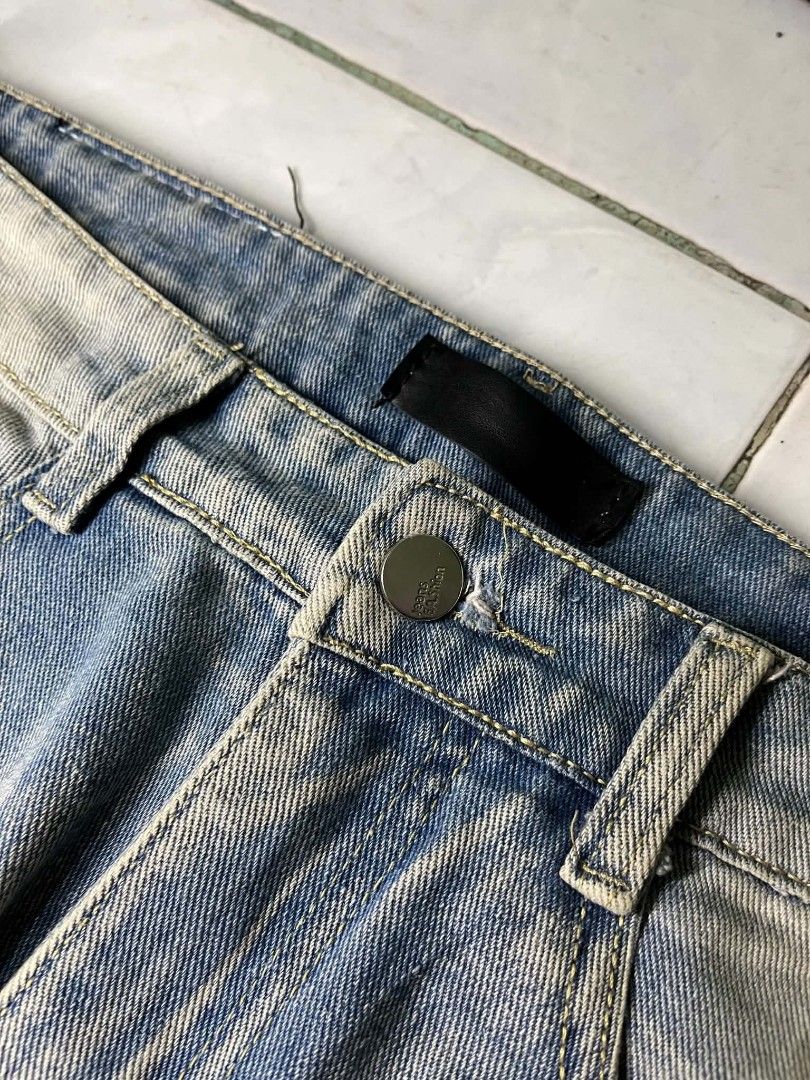 Amiri (Category: Jeans) located in Taguig. Submitted by bimbyanche19839 (Listing ID 1464019690, Image 3). Description: Amiri Size 32 Length 40 Good Condition No flaws 🏷️ 500php plus ship 📍Taguig Loc.