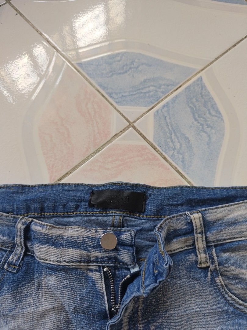 Amiri Style Distressed Blue Denim Jeans (Category: Jeans) located in Legazpi City. Submitted by cookandthriftzzzzz (Listing ID 1464072822, Image 2). Description: - Cool Amiri-style jeans - Light blue wash with distressed details - Prominent 'A' logo on the left leg - 'Amiri' script on the right leg - Straight leg fit - Perfect for a streetwear look - Please check photos for exact details size 34 length 39 excellent missing washtag .