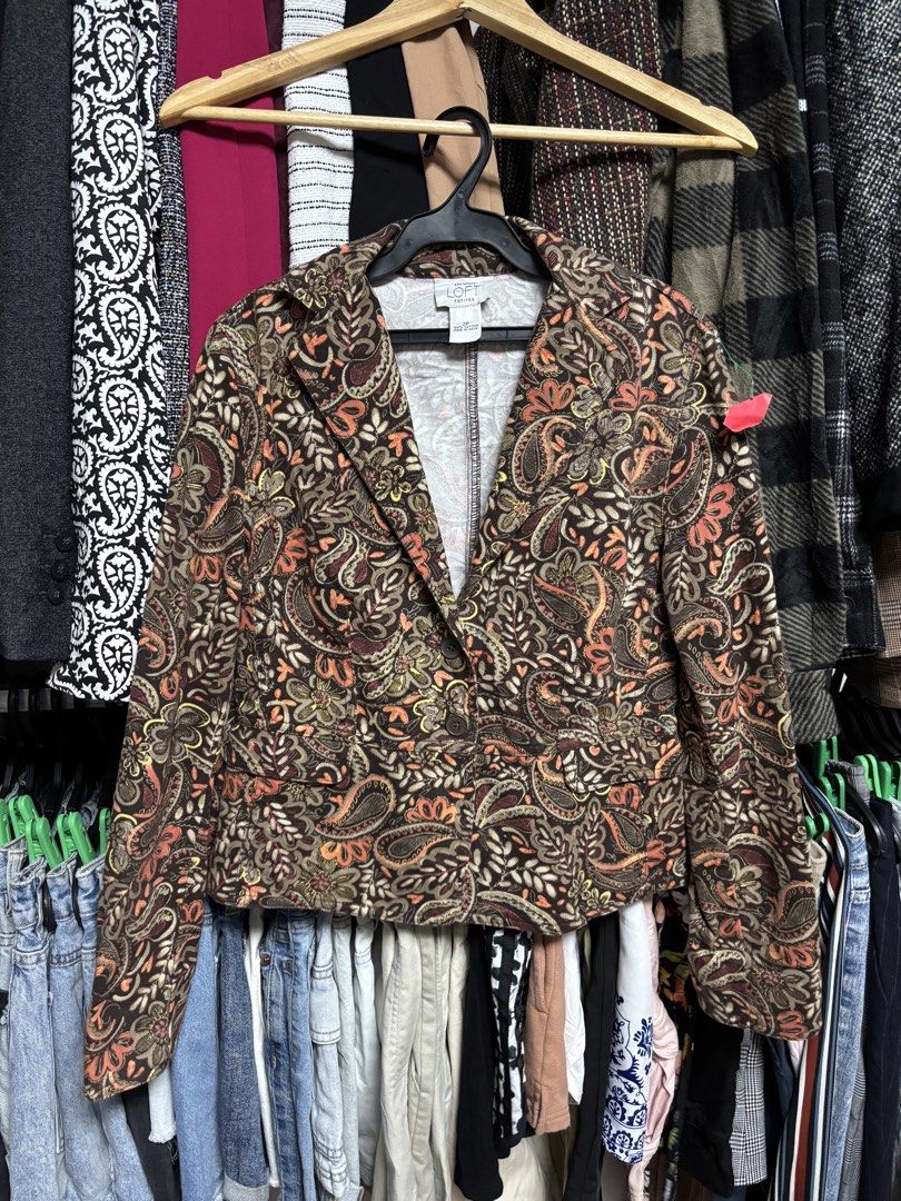 Ann Taylor Loft (Category: Coats, Jackets and Outerwear) located in Pila. Submitted by isabelasthriftclothes (Listing ID 1464060069, Image 1). Description: .